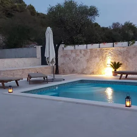 House Bella Luna Apartment Gustirna